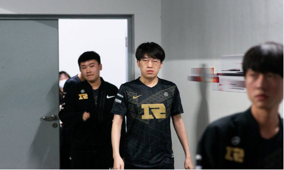 站稳脚跟 站稳脚跟